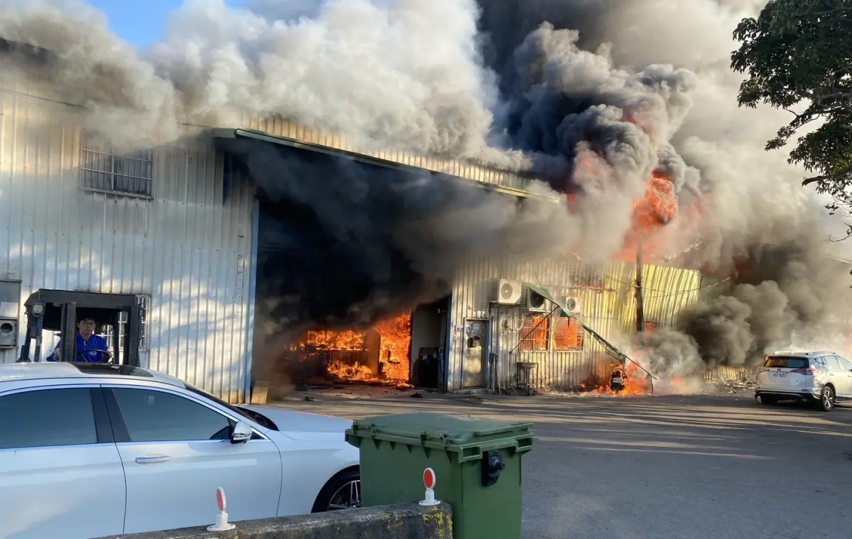 ▲台中市大雅區工廠大火，兩間工廠迅速陷入火海全面燃燒。（圖／台中市消防局提供，2025.01.13）
