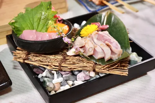 ▲生食雞肉在臺灣極為少見，因應臺灣土雞王完善的屠宰、冷藏配送管理技術，一鷺端出「地雞刺身三盛」，（圖／業者提供）