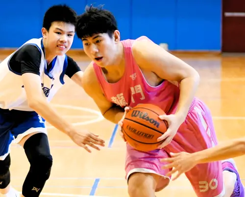 U19籃球聯盟／龍門前鋒劉明哲因補習遲到　努力接棒哥哥籃球夢
