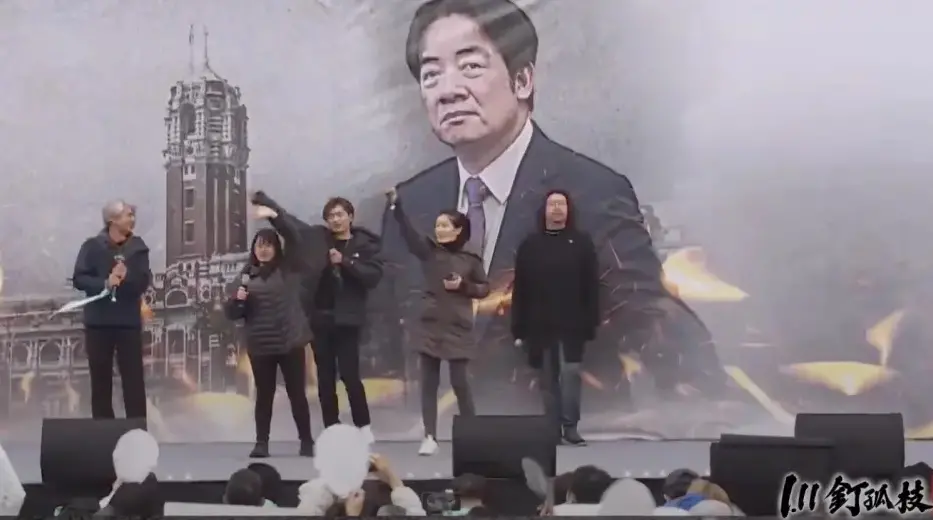 ▲民眾黨舉辦「111釘孤枝」活動，活動背景就是總統賴清德。（圖／翻攝民眾之聲YouTube）