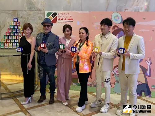 ▲藝人孟慶而(左起)、班鐵翔、王瞳、金曲歌后張秀卿、愛與希望關懷協會創辦人鄧馨庭,以及藝人葉諾帆、沈建豪呼籲響應「台灣愛與希望國際關懷協會」的存錢筒捐獻。(圖/記者郭凱杰攝) ▲藝人孟慶而(左起)、班鐵翔、王瞳、金曲歌后張秀卿、愛與希望關懷協會創辦人鄧馨庭,以及藝人葉諾帆、沈建豪呼籲響應「台灣愛與希望國際關懷協會」的存錢筒捐獻。(圖/記者郭凱杰攝)