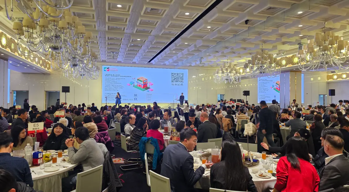 ▲12日晚間有近千人不畏寒流來襲，齊聚高雄林皇宮餐廳，參加「台灣愛與希望國際關懷協會」感恩餐會。(圖／台灣愛與希望國際關懷協會提供)