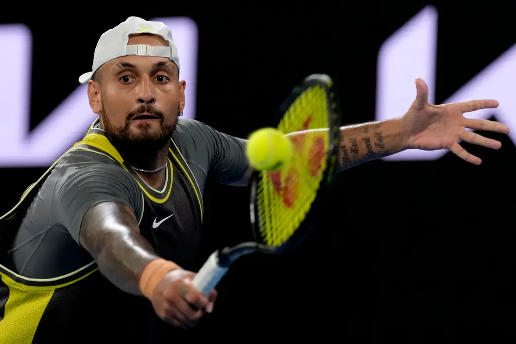 ▲在傷後重返大滿貫賽的澳洲「壞小子」Nick Kyrgios ，於澳洲網球公開賽首輪比賽中不敵蘇格蘭新秀Jacob Fearnley ，最終以 6：7（3：7）、3：6、6：7（2：7）落敗後，他坦言自己可能無法再次出現在澳網的單打賽場上。（圖／美聯社／達志影像）