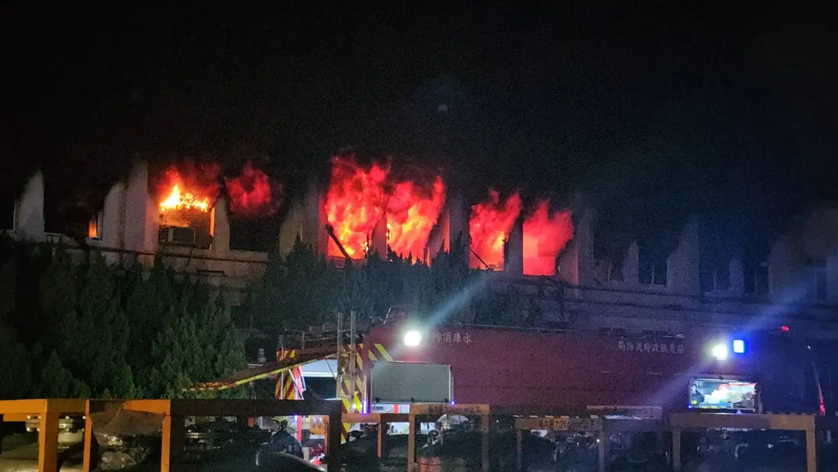 ▲苗栗塗料工廠13日深夜傳出火警。（圖／翻攝畫面）