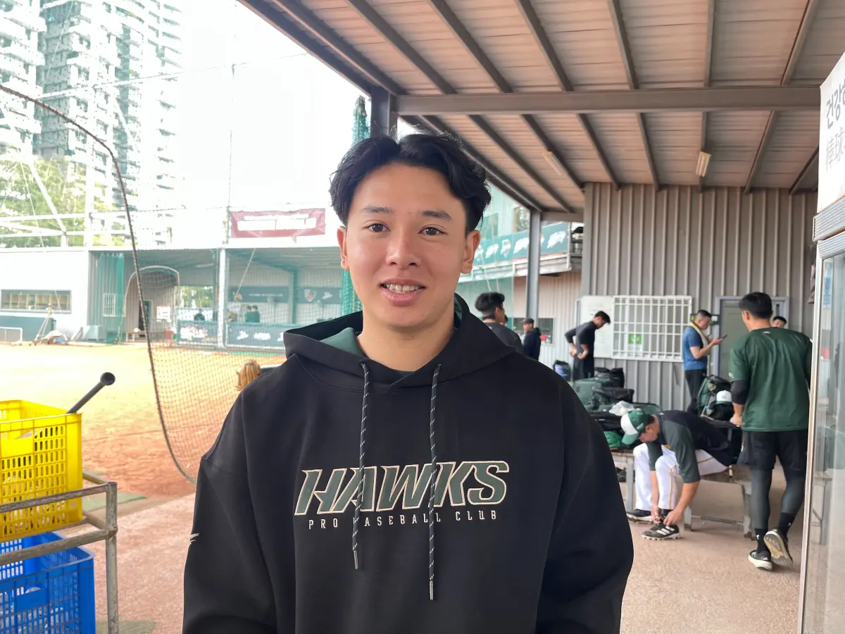 ▲台鋼雄鷹新生代右投巫柏葳，去年休賽季前往美國「魔法學校」Driveline訓練中心進修，巧遇有台灣血統的大聯盟響尾蛇隊球星「卡仔」Corbin Carroll，不僅一起接受科學化訓練，還在結束時留下合影。（圖／記者林子翔攝）