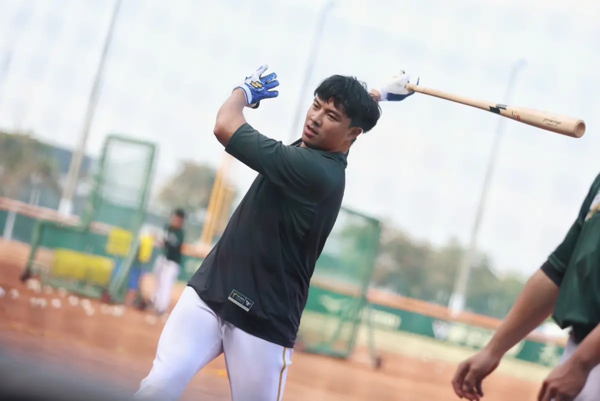 ▲吳念庭回想到資格賽附加賽面對西班牙的那場，直言那是他人生經典戰役沒有之一，確定為台灣守下經典賽門票後，開心的擁抱陳傑憲，跟他說：我們辦到了。（圖／台鋼雄鷹提供）