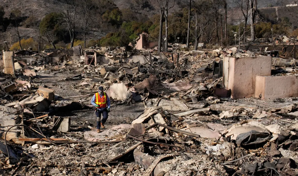 ▲美國洛杉磯野火仍在延燒、尚無法撲滅。眼看家園被燒成廢墟，許多災民心裡縈繞著揮之不去的問題，就是這場天災背後，究竟有無人禍因素。（圖／美聯社／達志影像）
