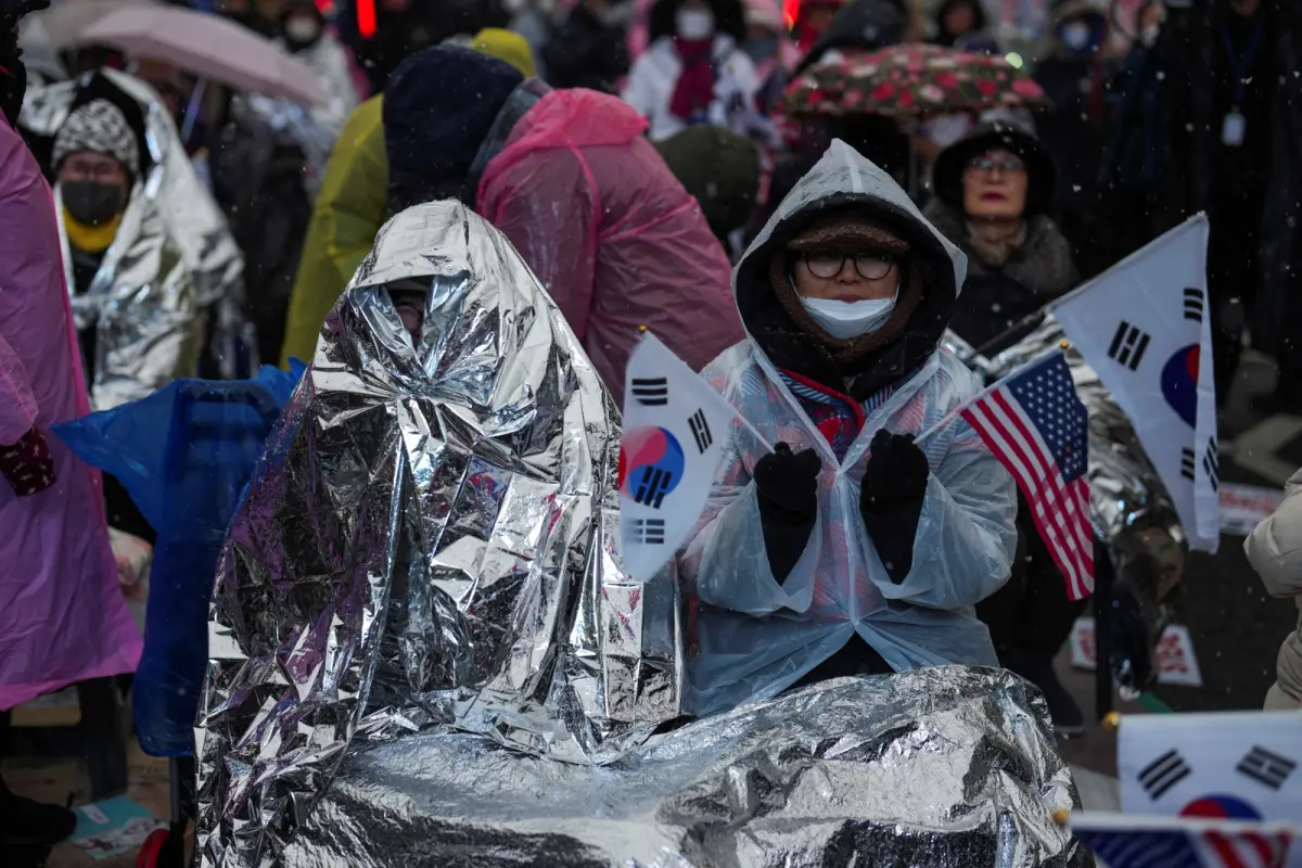 ▲儘管天氣嚴寒，尹錫悅的支持者仍守在總統官邸外頭，希望防止他被逮捕。（圖／美聯社／達志影像）