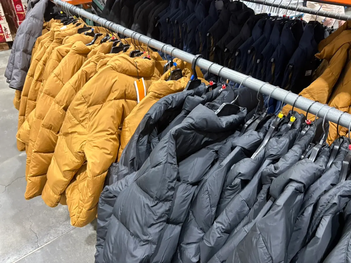 ▲冷氣團一波接著一波，許多人都會去服飾店多買幾件保暖的外套回家穿，像是熱門的防風外套、羽絨外套、針織羊毛衣等等。（圖/記者張嘉哲攝）