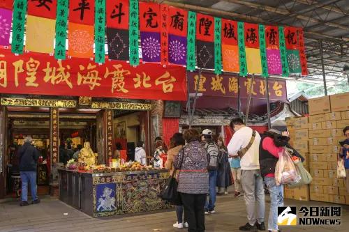 Taipei Xia-Hai City God Temple's Yue Lao is widely believed to be especially effective, drawing many worshippers who come to pray for love and a good match. (NOWNEWS)