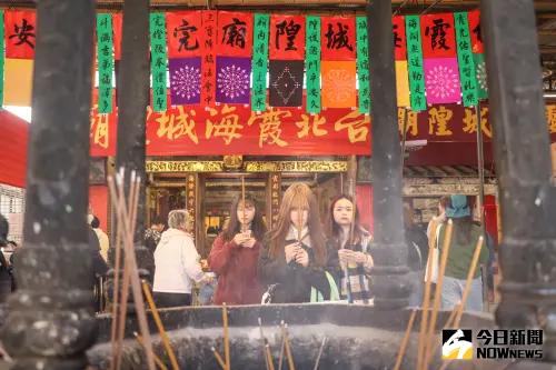 ▲拜拜 台北霞海城隍廟 月老 姻緣。（圖／記者李政龍攝）