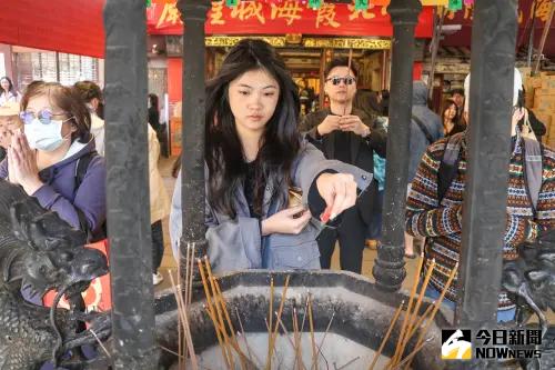 ▲命理專家王老師提醒，拜月老常見三大錯誤千萬別犯，以免沒有成效或桃花斷光光。（圖／記者李政龍攝）