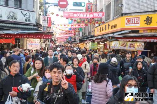 台北年貨大街 辦年貨 採買。(圖/記者李政龍攝) ▲台北年貨大街 辦年貨 採買。(圖/記者李政龍攝)