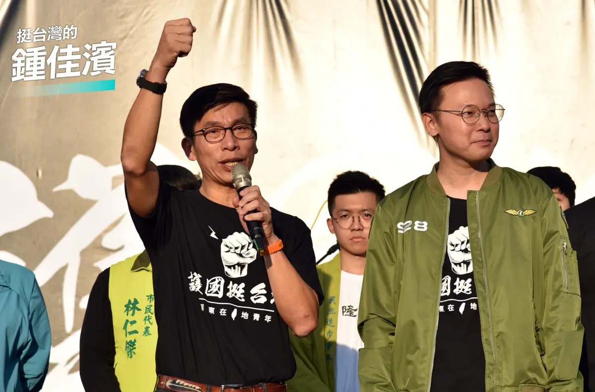 ▲野百合學運出身的鍾佳濱稱自己不在野百合現場，而是在裝甲旅待命。（圖／翻攝鍾佳濱臉書）