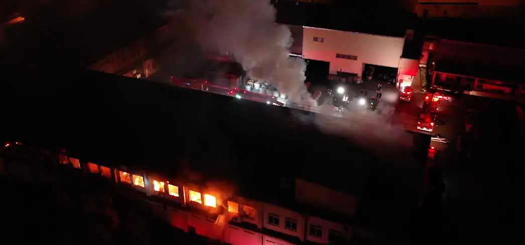 ▲苗栗竹南一間科技公司晚間8時半發生火警，2樓會議室及實驗室陷入火海，火舌照亮天際也染紅黑夜，所幸無發生傷亡。（圖／消防局提供）