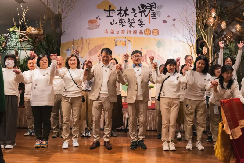 ▲士林農會改選爆人頭會員爭議。圖左四為士林區農會總幹事曾崇華、左五為理事長葉文忠。（圖／翻攝自士林區農會推廣部臉書）