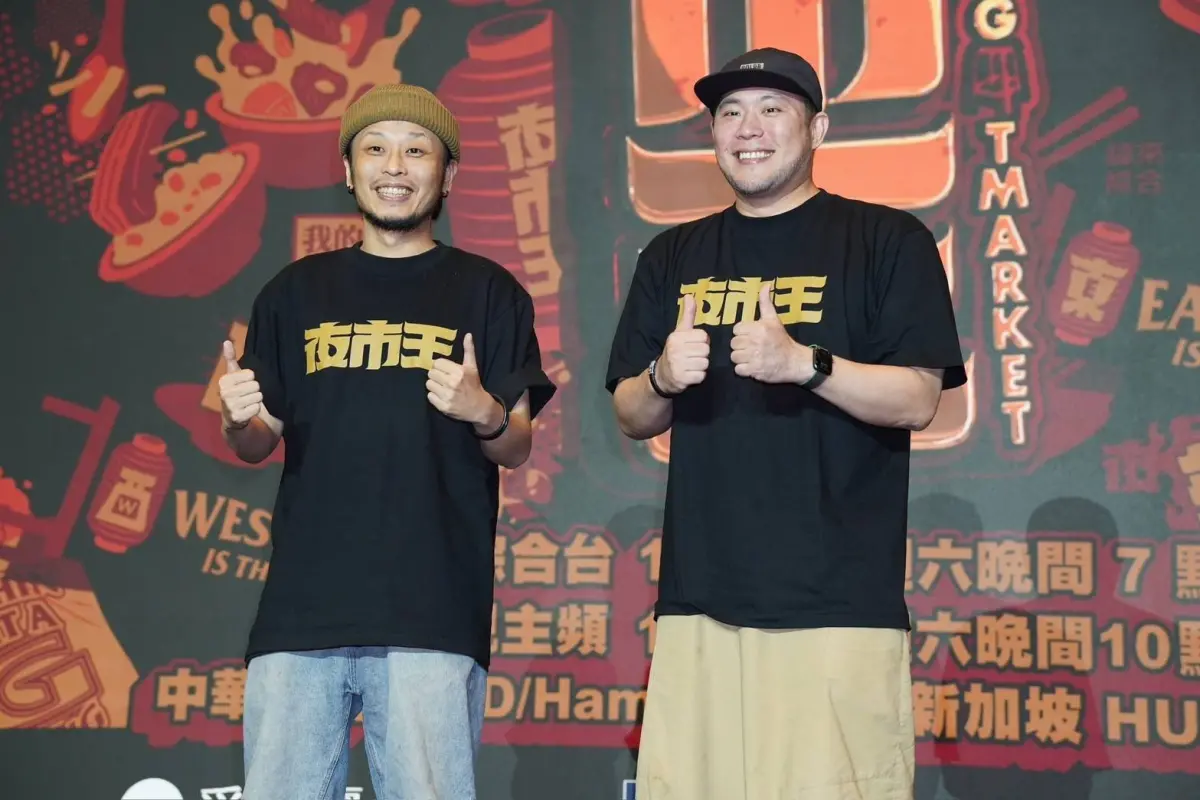 ▲《夜市王》製作人謝乾（左）及導演李伯恩（右），謝乾今（14）日凌晨透過社群發文，曝光節目過程背後血淚辛酸，「壓力比預想的多千倍。」同時感謝所有工作人員的辛勞。（圖／翻攝自夜市王官方臉書）