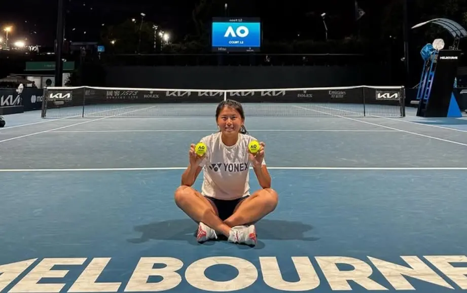 ▲台灣網球好手吳芳嫺與俄羅斯選手Anna Blinkova首度搭檔，在2025澳網女雙首輪以4：6、6：4、7：6（10：8）逆轉英國Jodie Burrage與丹麥Clara Tauson組合，順利晉級32強。（圖／取自wu_fang_hsien IG）