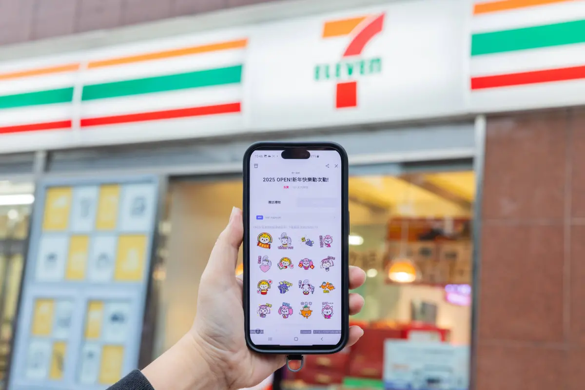 ▲7-11蛇年推出全新「OPEN!家族與時尚代表雪玲兔波波」共16款LINE主題貼圖，即起開放免費下載。（圖／7-11提供）