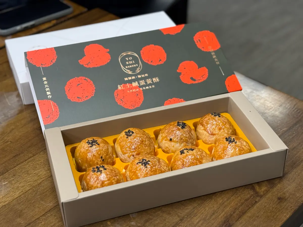 ▲陳耀訓蛋黃酥今年搶購風潮略微退燒，中秋節檔期預購開賣15分鐘後才全數售罄，另有網友爆料說到門市現場時竟還被服務人員問有多做是否要現場購買。 （圖／記者葉盛耀攝）