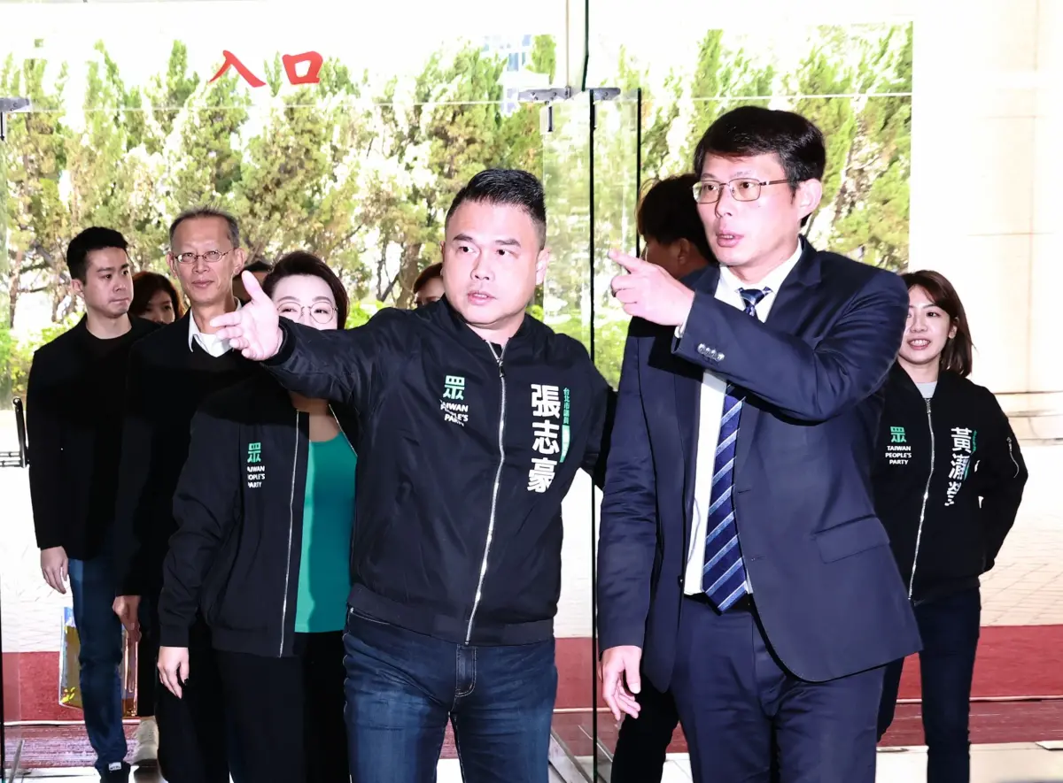 ▲民眾黨代理黃國昌（右）前往台北市議會拜會民眾黨市議會黨團。（圖／記者吳翊緁攝，2025.01.14 ）