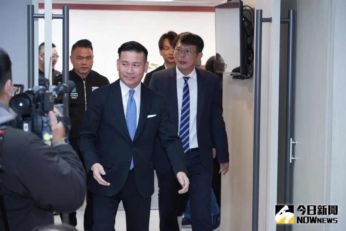 ▲民眾黨代理主席黃國昌（右）前往台北市議會拜會議長戴錫欽。（圖／記者吳翊緁攝，2025.01.14）