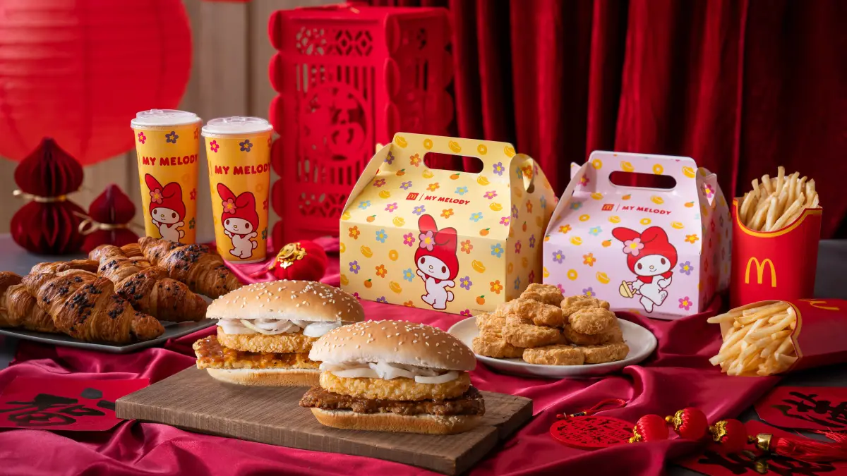▲2025蛇年春節麥當勞「金銀招財薯來堡」、「紅豆派」，聯名三麗鷗美樂蒂MY MELODY可愛8款全新包裝，超萌「MYMELODY福氣袋著走」帆布袋週邊，明起開搶。（圖／翻攝自麥當勞官網）