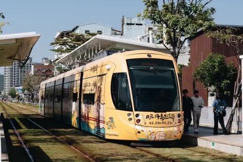 ▲日光海島生活節」主題輕軌列車即日起穿梭在港都市區。(圖/高市府提供) ▲日光海島生活節」主題輕軌列車即日起穿梭在港都市區。(圖/高市府提供)