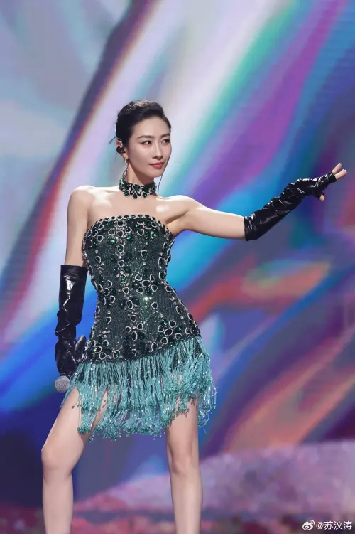 ▲陶昕然在晚會中大跳蔡依林的〈看我72變〉，粉絲還幽默留言：「你還有什麼驚喜是朕不知道的？」（圖／取自蘇汶濤微博）