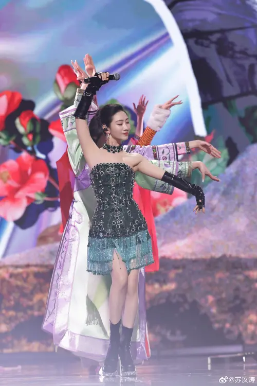 ▲陶昕然在晚會中大跳蔡依林的〈看我72變〉，粉絲還幽默留言：「你還有什麼驚喜是朕不知道的？」（圖／取自蘇汶濤微博）