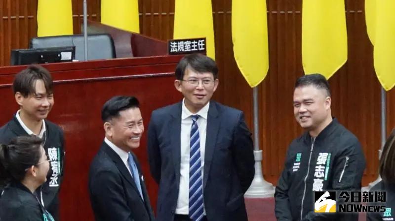 ▲北市議長戴錫欽與民眾黨議員陪同黃國昌參觀議場。(圖/記者呂炯昌攝,2025,01,14)