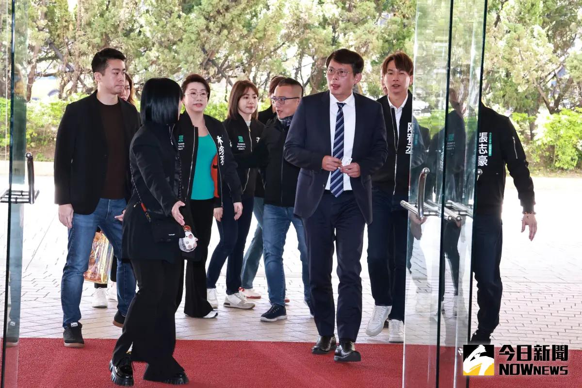 ▲民眾黨代理主席黃國昌率領黨籍北市議員拜會北市議長戴錫欽，並宣布投入黨主席補選。（圖／記者吳翊緁攝，2025.01.14）