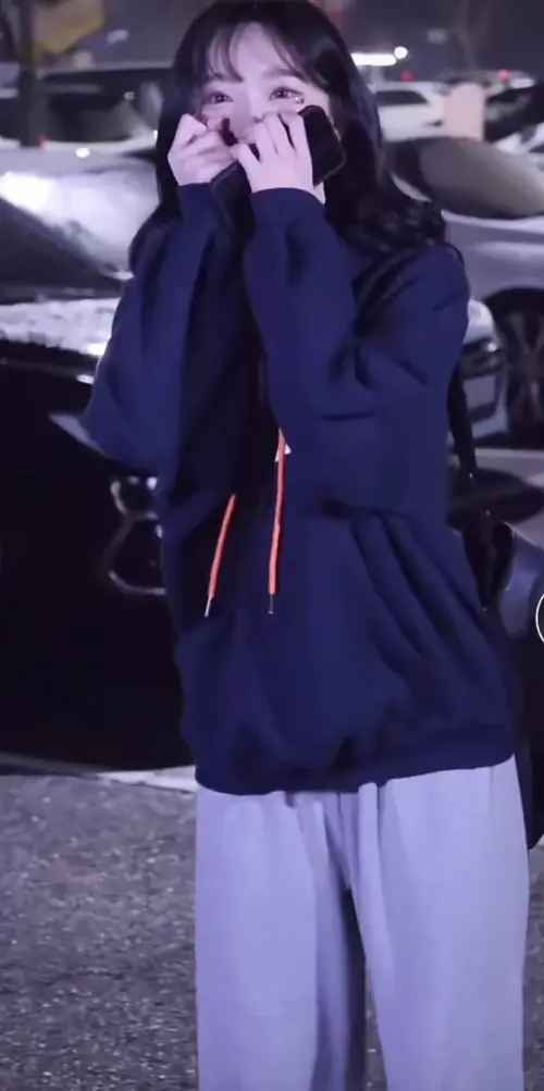 ▲李珠珢下班路穿著寬鬆的衣服,看見粉絲還害羞的摀住嘴巴。(圖/取自@leejueun2024 抖音) ▲李珠珢下班路穿著寬鬆的衣服,看見粉絲還害羞的摀住嘴巴。(圖/取自@leejueun2024 抖音)