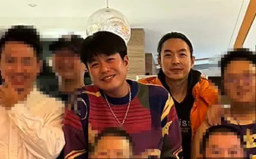 李威牽扯200萬精舍命案!疑為「學佛」淡出演藝圈 44歲現況曝光 ▲李威和李易是堂兄弟,過年曾一起出現在家族合照中。(圖/李易臉書)