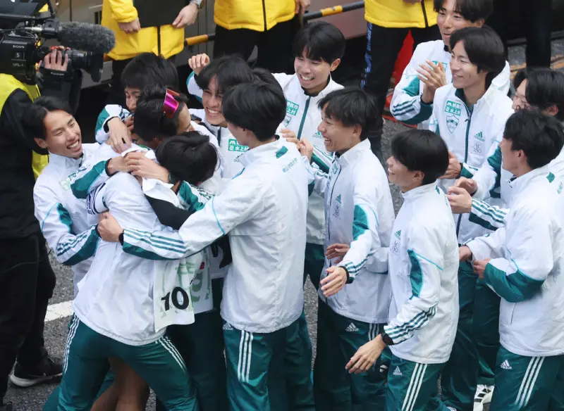 ▲當最後一棒小河原陽琉跑回終點後，青山大全員報再一起慶祝奪冠。青山學院大學以總時間10小時41分19秒破大會紀錄完成衛冕，也是11年來的第8冠。（圖／美聯社／達志影像）