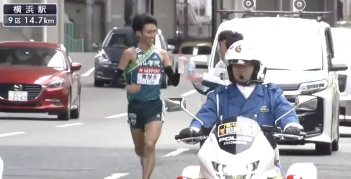 ▲健康回歸的田中悠登扛下9區重責，而在田徑部共度4年的片山宗哉則以給水員身份，終於完成了自己的參賽心願，兩人拿著水杯「乾杯」的畫面，不禁讓人想大喊這就是青春。（圖／取自X平台）