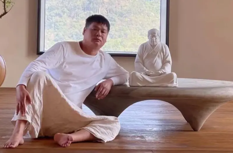 ▲這座「川普打坐佛像」是中國雕塑家洪金世4年前所創作。（圖／翻攝自百度）