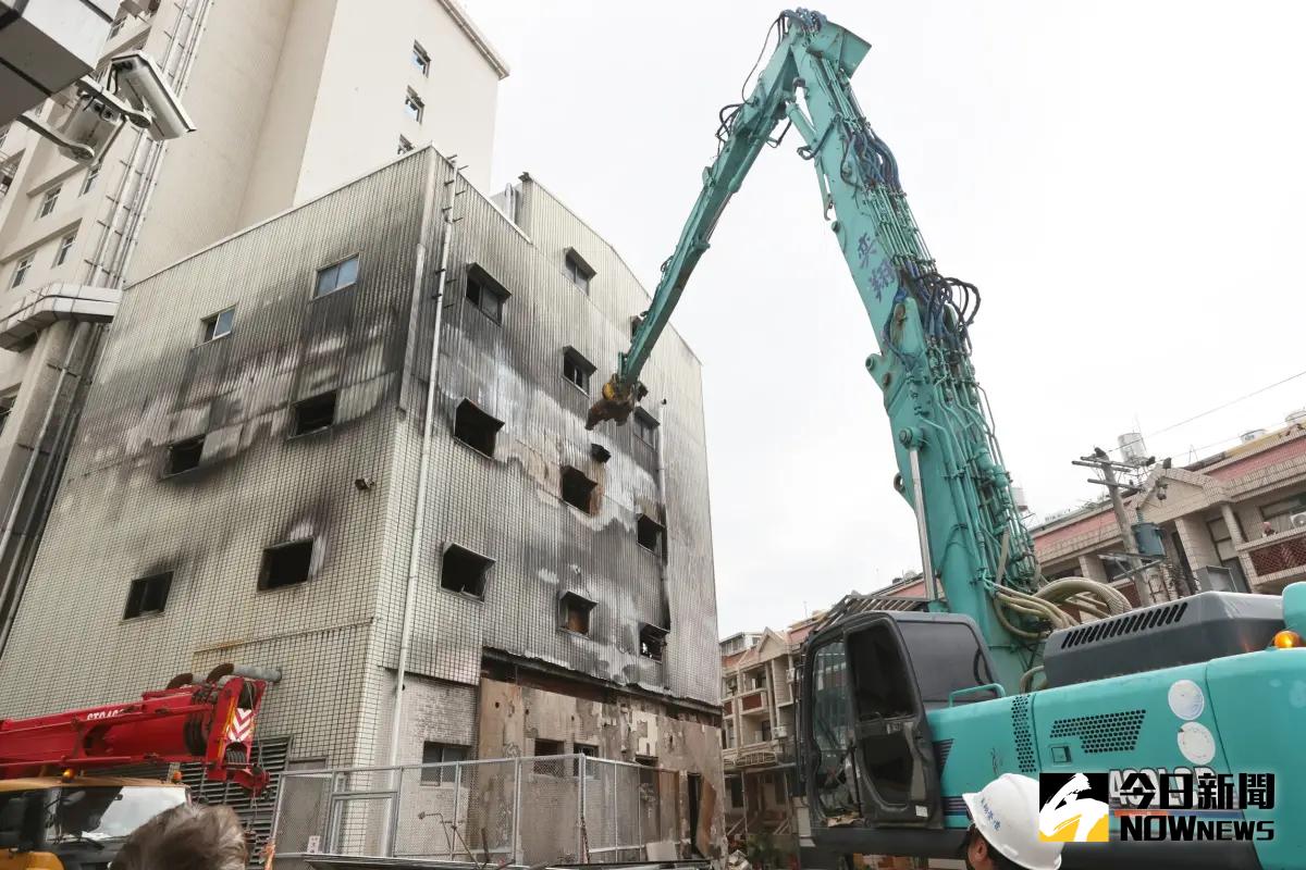 ▲東港安泰醫院去年10月的重大火災造成9死事件後，安檢後發現院方違建嚴重，縣府上午進行拆除。（圖／記者莊全成攝，2025.01.14）
