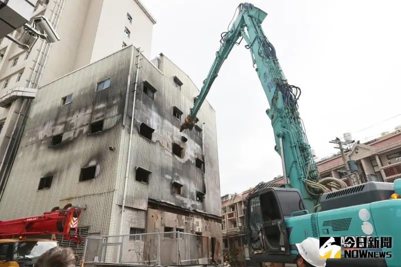 ▲東港安泰醫院去年10月的重大火災造成9死事件後，安檢後發現院方違建嚴重，縣府上午進行拆除。（圖／記者莊全成攝，2025.01.14）