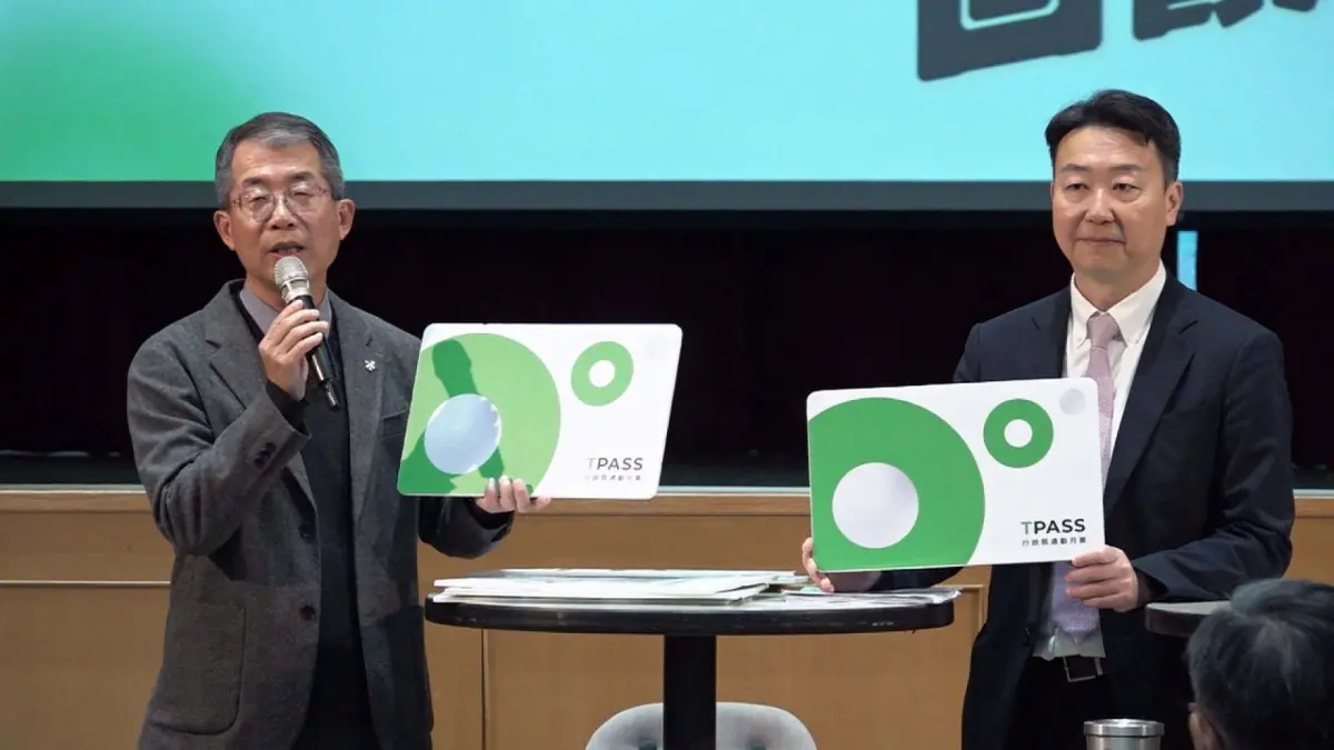 ▲為鼓勵民眾搭乘公共運輸，交通部日前宣佈TPASS 2.0公共運輸常客優惠回饋正式啟動並開放記名登錄。（圖／記者嚴俊強攝）