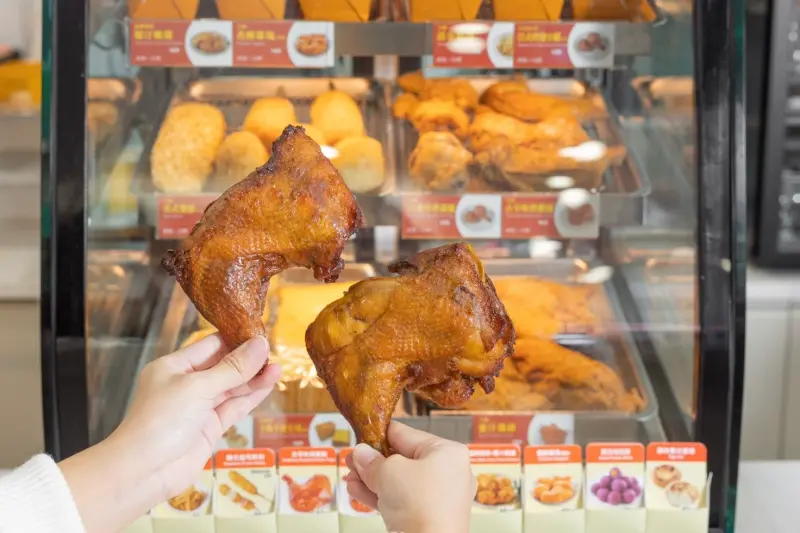 ▲7-11開賣多款古早味美食，包括適合祭拜地基主的「大雞腿」1月22日起2件99元，平均不到50元。（圖／7-11提供）