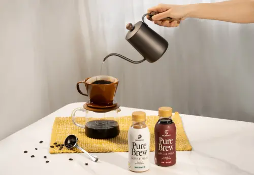 全新「Pure Brew」咖啡系列,包含「純萃美式」(無糖)與「醇香拿鐵」(含糖),每瓶售價30元,目前已於各大通路陸續上架中。(圖/官方提供) ▲全新「Pure Brew」咖啡系列,包含「純萃美式」(無糖)與「醇香拿鐵」(含糖),每瓶售價30元,目前已於各大通路陸續上架中。(圖/官方提供)