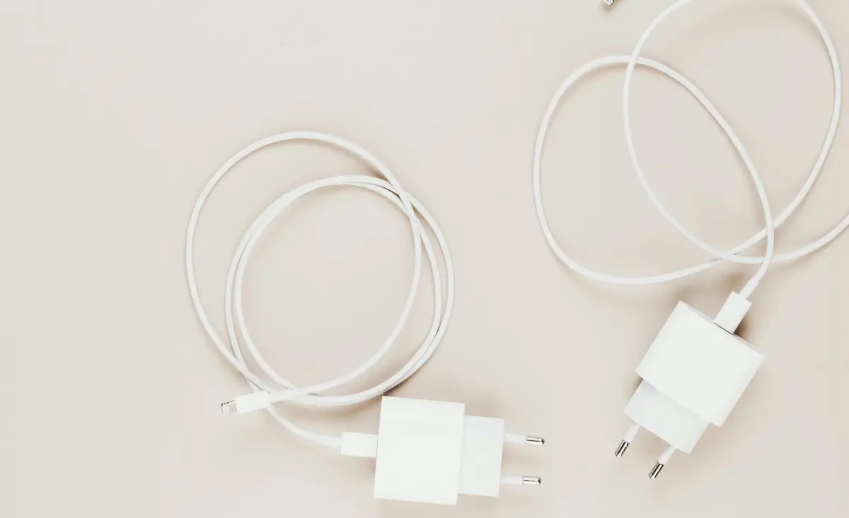 ▲不少民眾智慧型手機一台接一台更換，卻對用不到的老舊機器與充電線的去向感到困擾。（示意圖／翻攝Pexels）