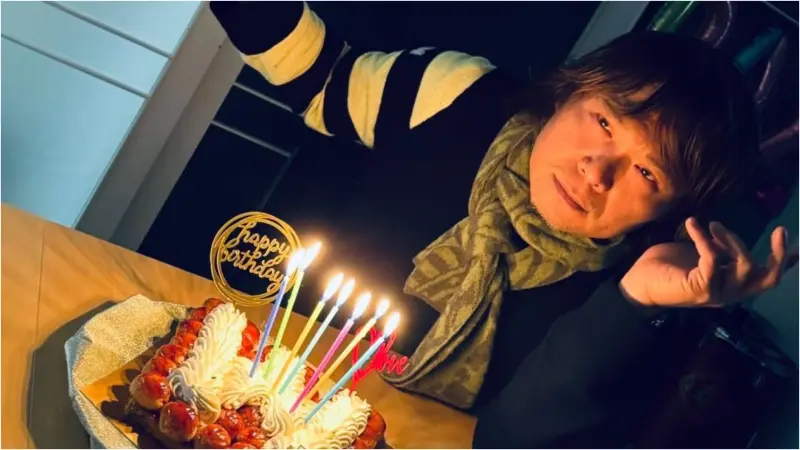 ▲伍佰今（14）日迎來57歲生日！他對著蛋糕俏皮比出「施展魔法」的手勢，粉絲也紛紛獻上祝福。（圖／伍佰臉書）