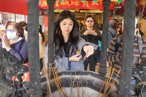 ▲2025台北年貨大街、迪化街、過年配圖、霞海城隍廟、祭拜、拜拜。(圖/NOWnews攝影中心) ▲2025台北年貨大街、迪化街、過年配圖、霞海城隍廟、祭拜、拜拜。(圖/NOWnews攝影中心)