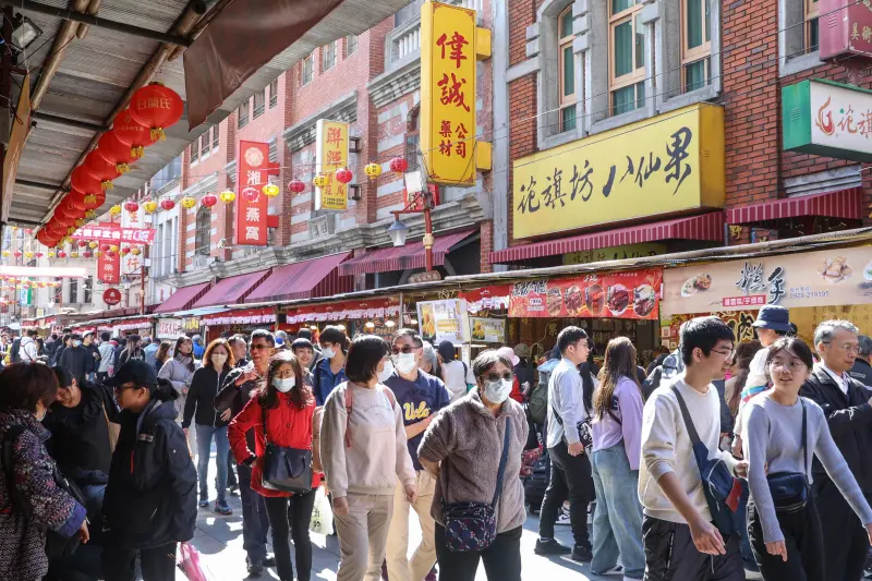▲初三白天起大陸冷氣團減弱，各地氣溫回升放晴，西半部有機會到26至28度，甚至逼近30度；但初四北部、東部短暫變天一日，仍有局部短暫降雨機會，民眾外出走春記得帶傘。（示意圖／NOWNEWS攝影中心）