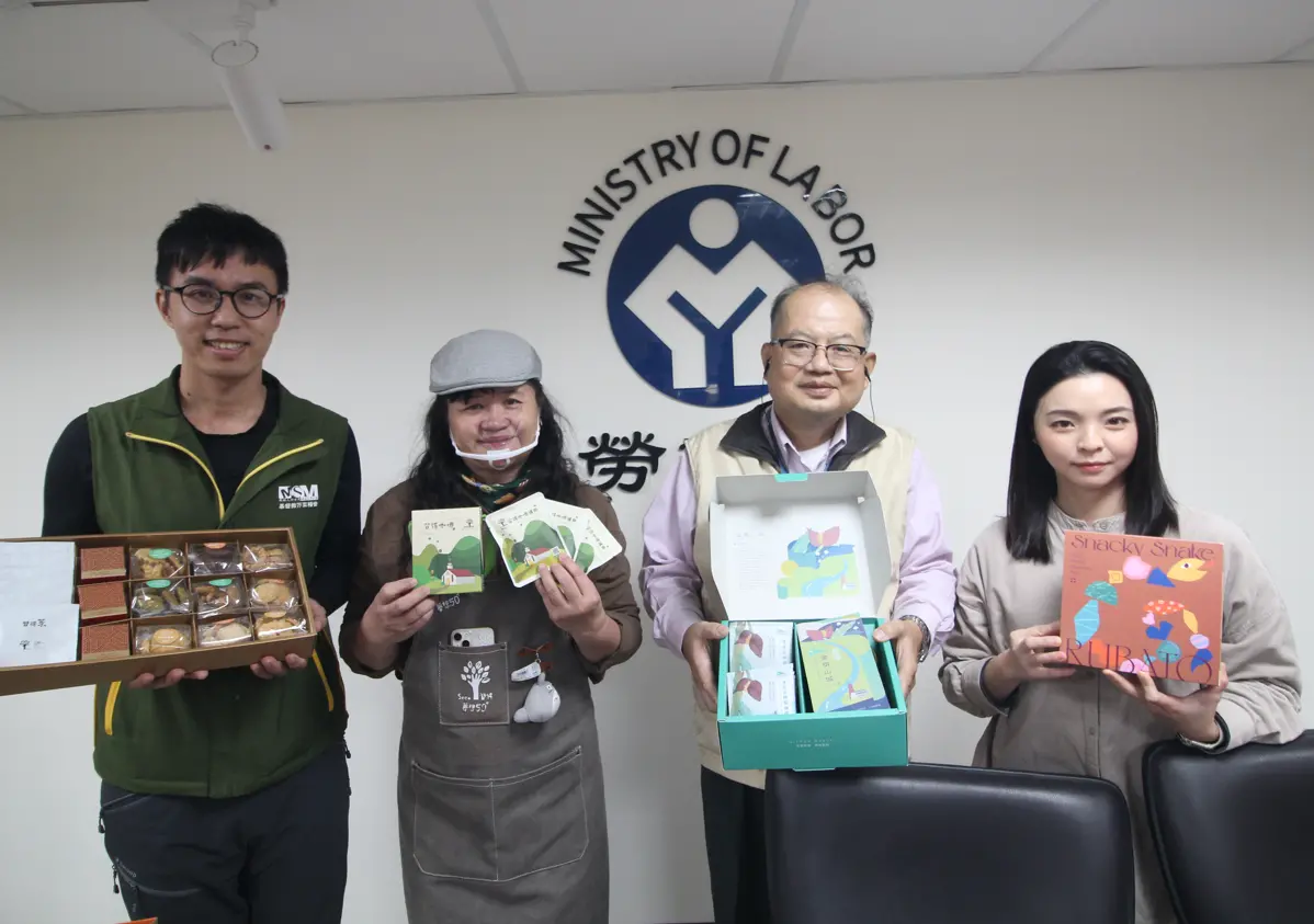 ▲勞動部蒐集「多元就業開發方案」、「培力就業計畫」及「微型創業鳳凰」相關單位推出各類精美年節商品。（圖／記者鍾泓良攝影）