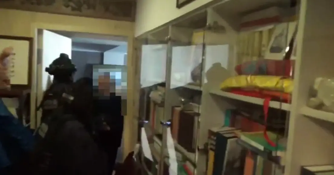 ▲「精舍命案」震驚全台，其中精舍負責人被爆出是因為「破億離婚費」而對蔡姓女信徒起殺機，藝人李威則是涉嫌在案中擔任軍師，教唆信徒隱瞞事實，檢方在他家中搜出鐵證，目前李威和妻子已經列為被告。（圖／警方提供）