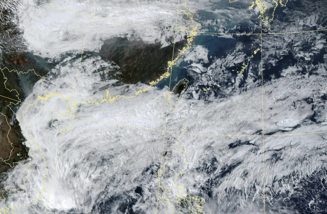 ▲台灣南方有一整片雲系往北移動，且北方冷氣團也南下夾擊，導致明天天氣非常濕冷。（圖／中央氣象署）