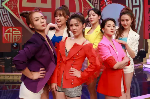 ▲李又汝（前排左起）、白家綺、顏曉筠、吳欣樺（後排左起）、宜芳及張晏塵。（圖／民視提供）